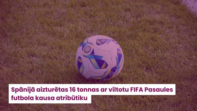 Ilustratīva futbola bumba zālienā
