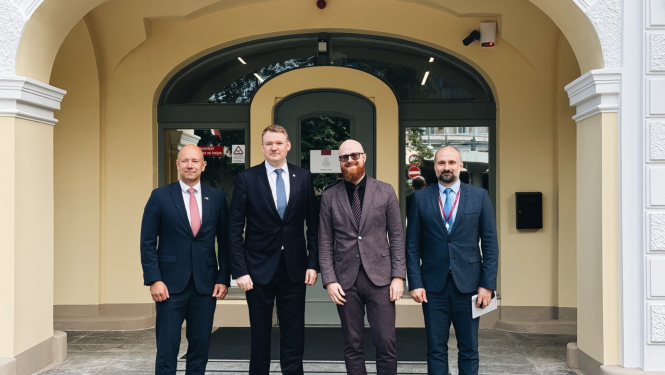 Tikšanās dalībnieku kopbilde: tieslietu ministrs E.Smiltēns un Patentu valdes direktors A.Batalauskis