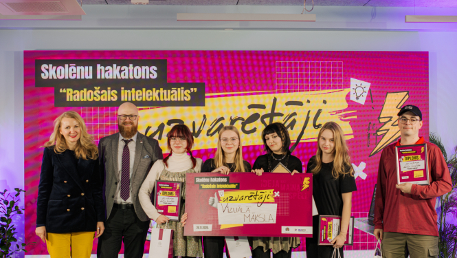 Skolēnu hakatona uzvartētāju kopbilde - četras meitenes un skolotājs kopā ar Patentu valdes direktoru un tieslietu ministri