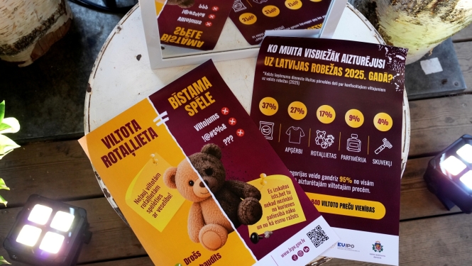 foto no kampaņas atklāšanas ar pasākuma plakātu un faktiem par konfiscētajiem viltojumiem
