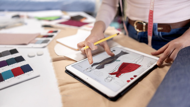 Modes dizaineres veido ilustrāciju digitālā formātā, attēlojot tērpa skici
