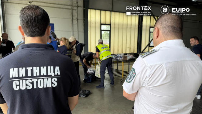 Bilde ar muitas un policijas darbiniekiem attēlojot kā tiek konfiscētas viltotas preces notikuma vietā
