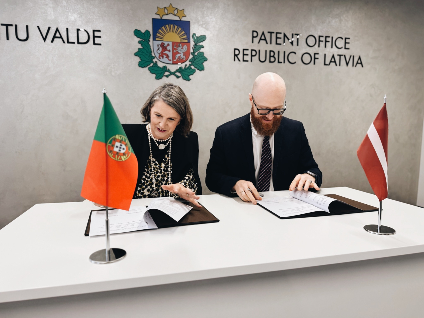 Portugāles Intelektuālā īpašuma iestādes direktore A.Bandeira un Patentu valdes direktors A.Batalauskis parakstot memorandu