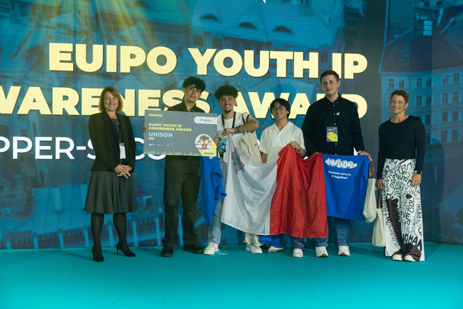 EUIPO pārstāve H. Faulkner pasniedzot EUIPO YOUTH IP AWARENESS AWARD skolēnu mācību uzņēmumam UNISON no Maltas