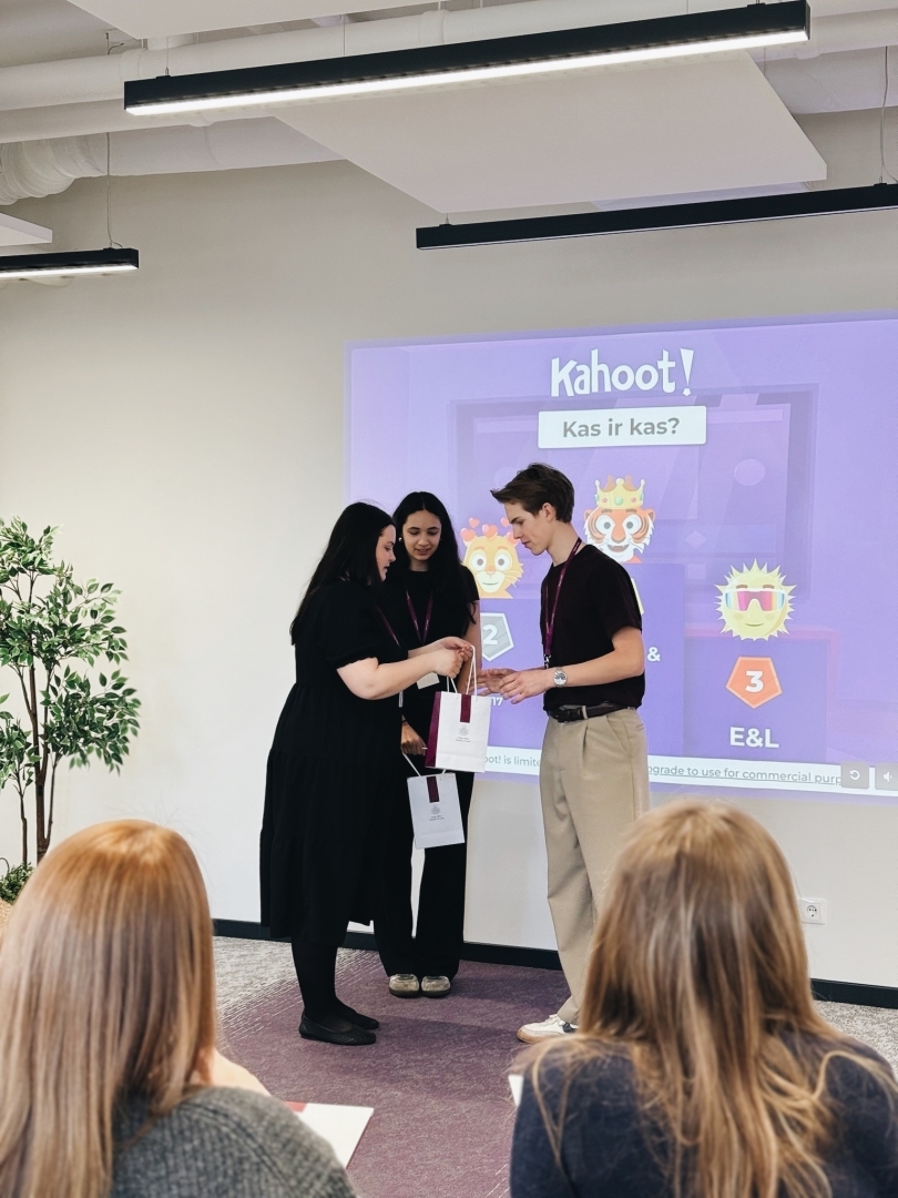 Jaunieši spēlējot interaktīvu spēli