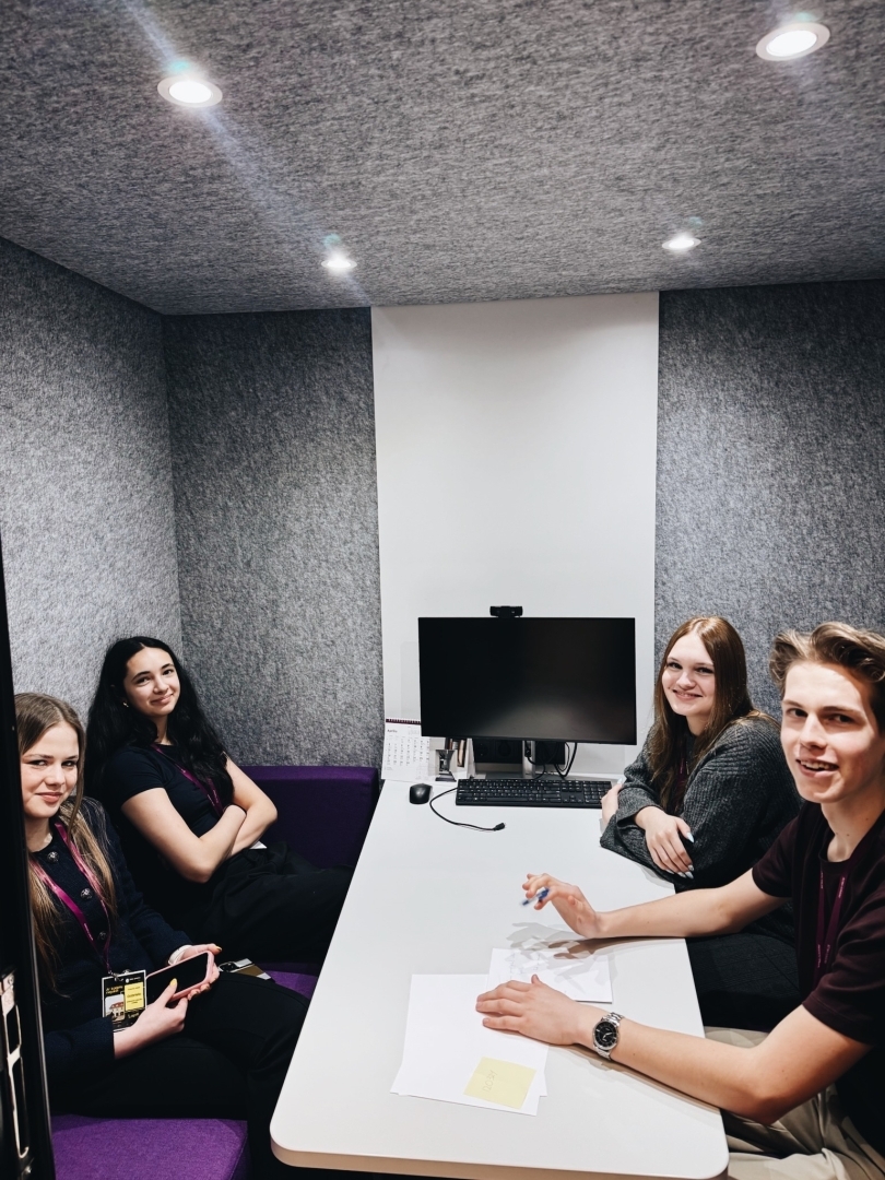 Jaunieši plānojot scenāriju video rullītim