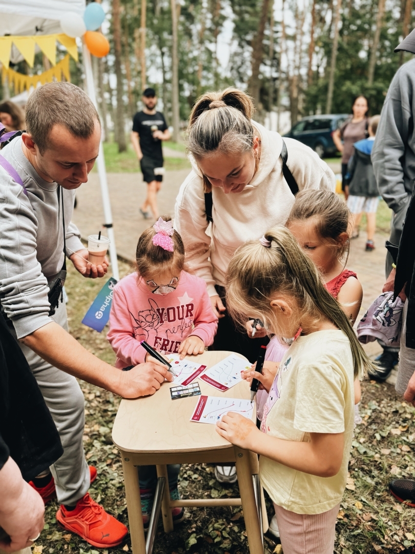 Pasākuma dalībnieki piedaloties aktivitātēs