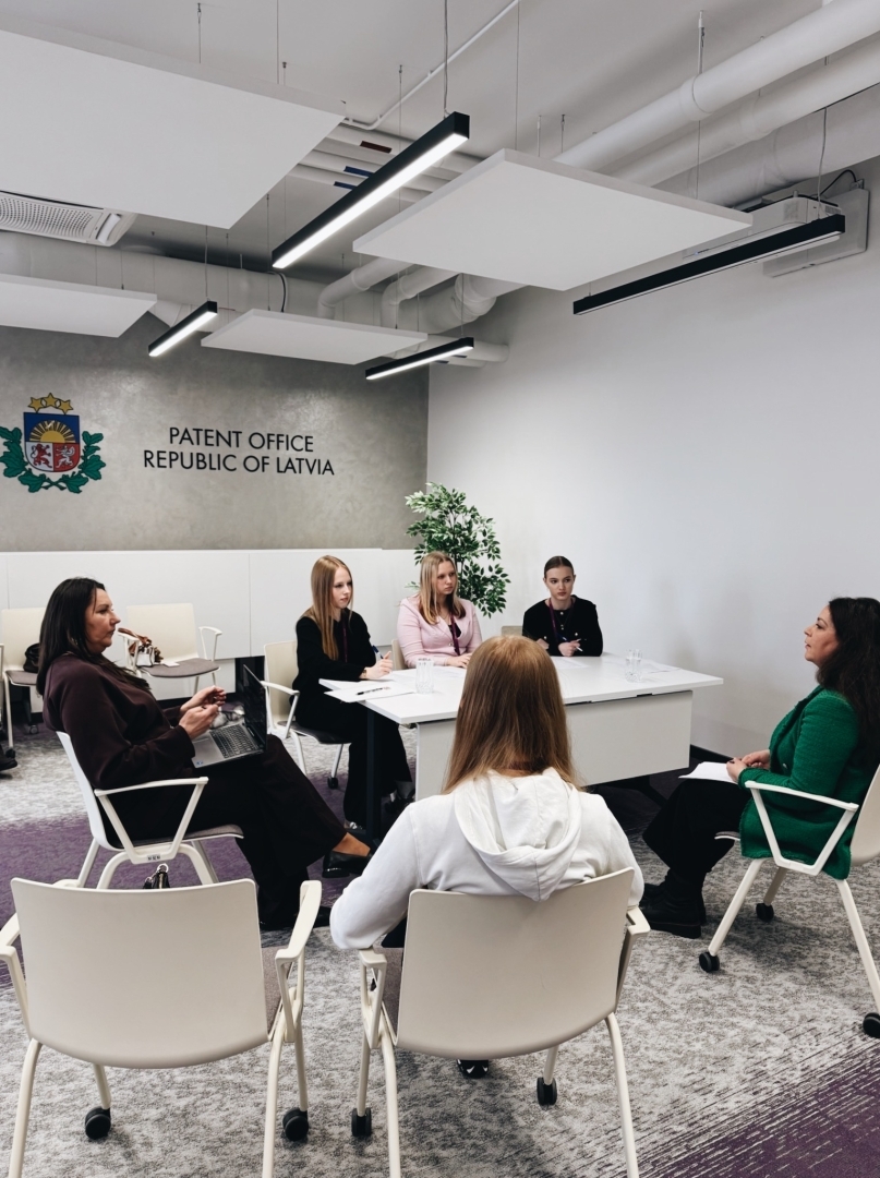 Jaunieši ēnojot Personāla vadītāju
