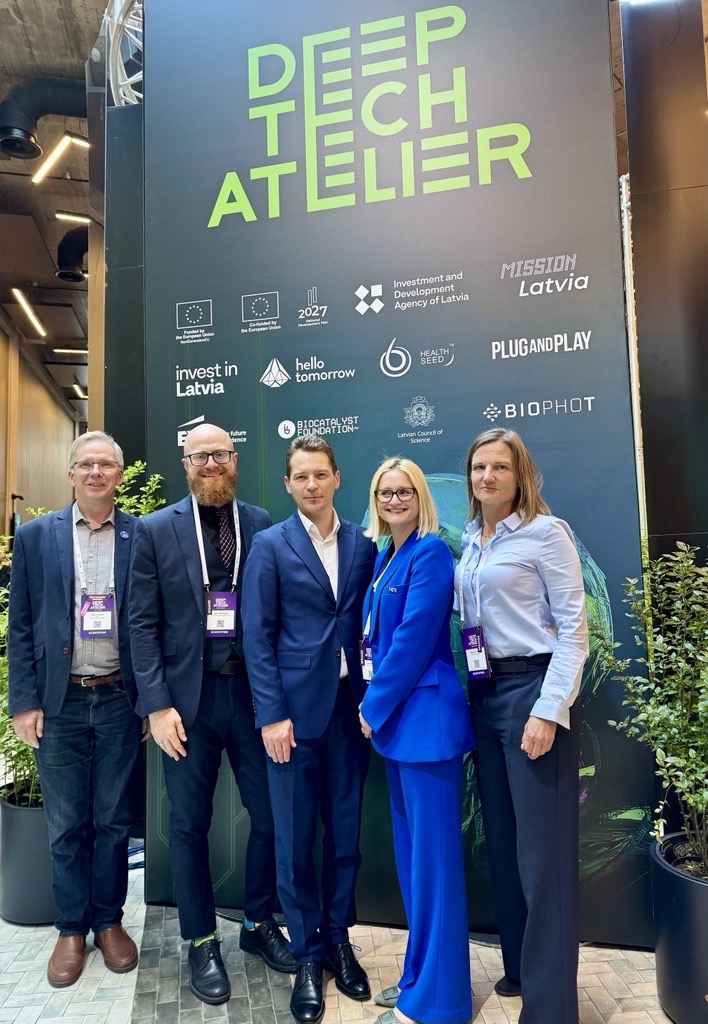 Pieci cilvēki pie “Deep Tech Atelier” stenda, tostarp arī Patentu valdes direktors A.Batalauskis