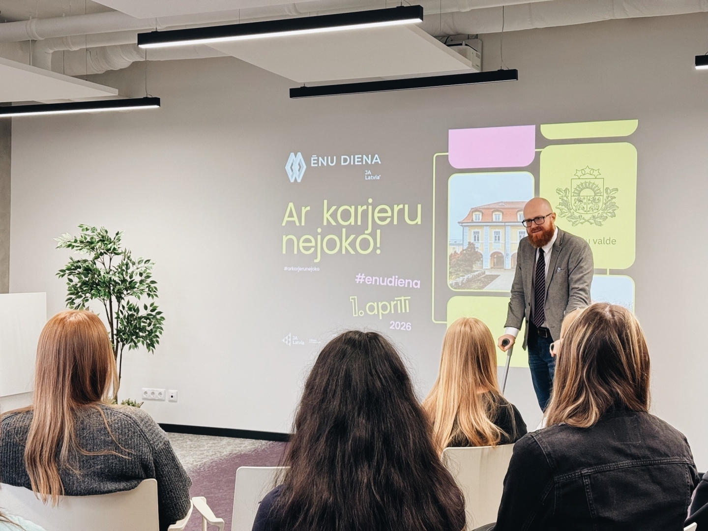 Patentu valdes direktors A.Batalauskis runājot ar jauniešiem