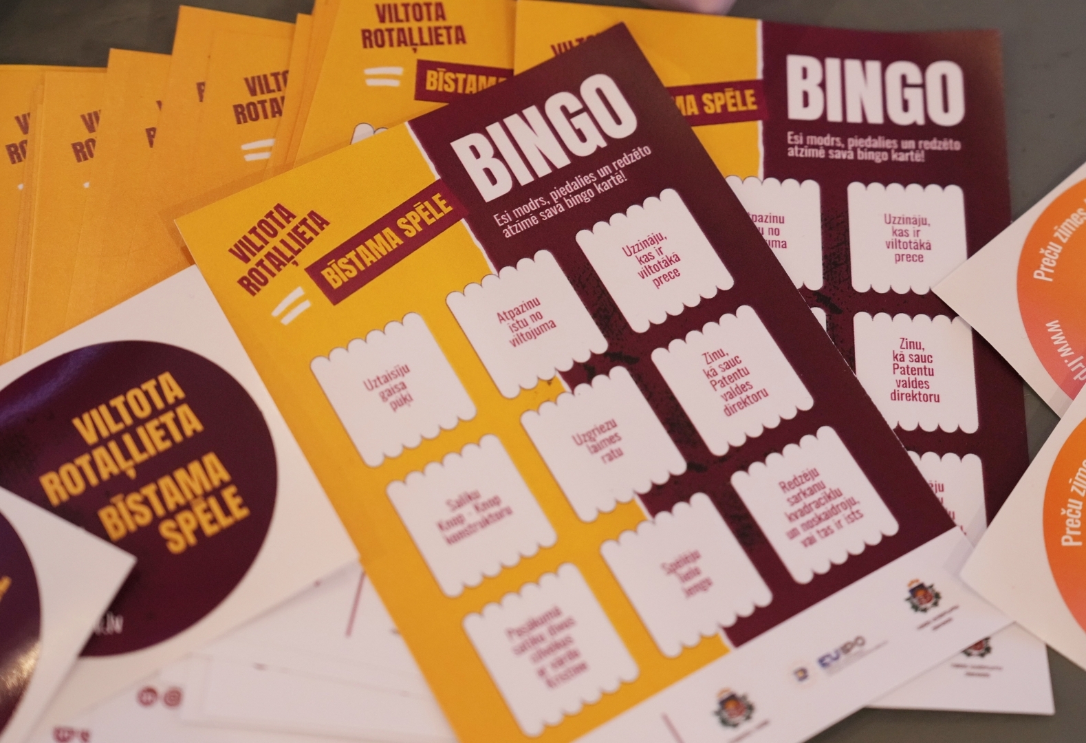 Uz galda izklātas izglītojošas kartītes “BINGO” spēlei