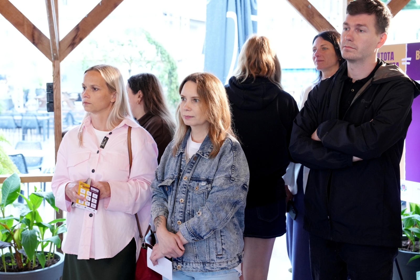 Pasākuma apmeklētāji klausoties sarunas