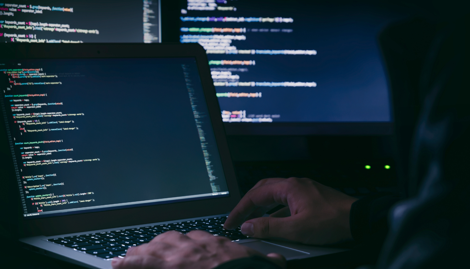 Ilustratīvs attēls ar datoros attēlotu HTML valodu
