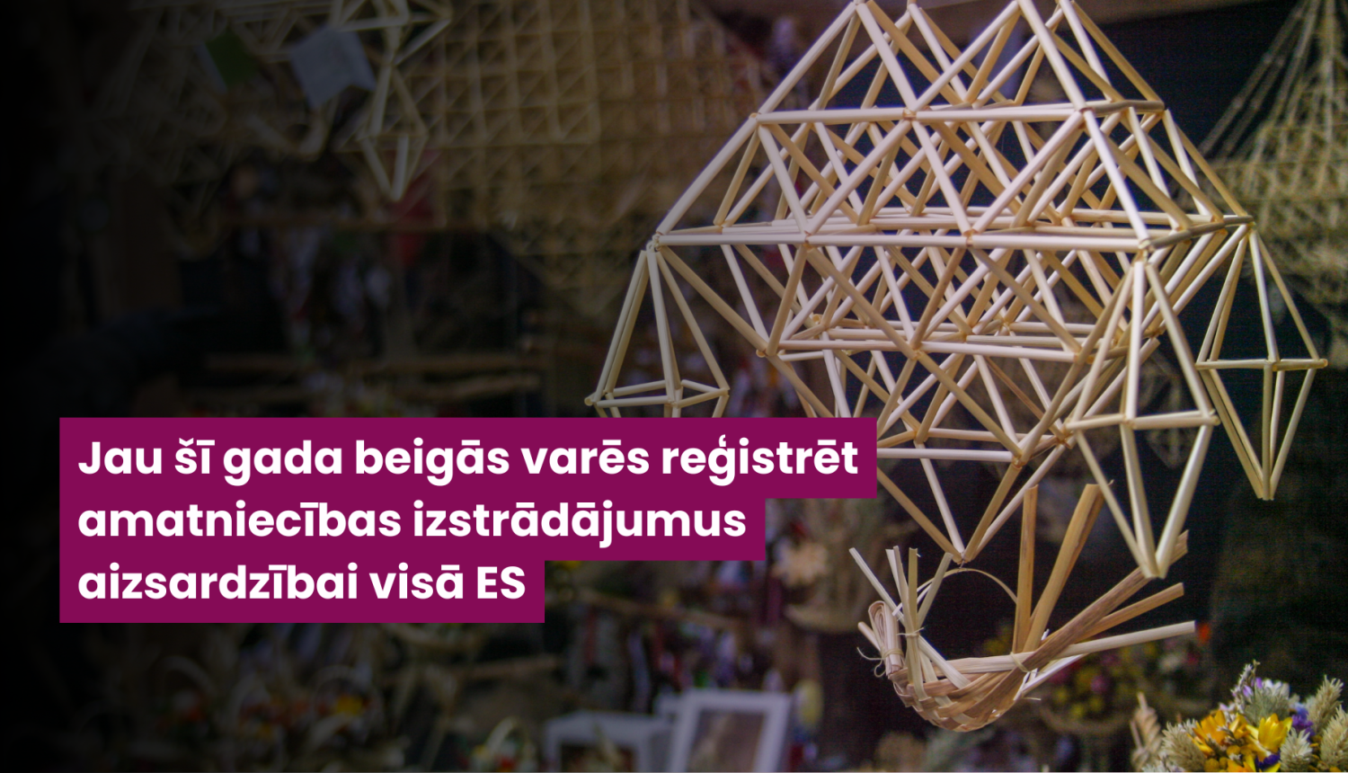 Salmu veidots dekoratīvs objekts ar ģeometrisku struktūru interjera fonā