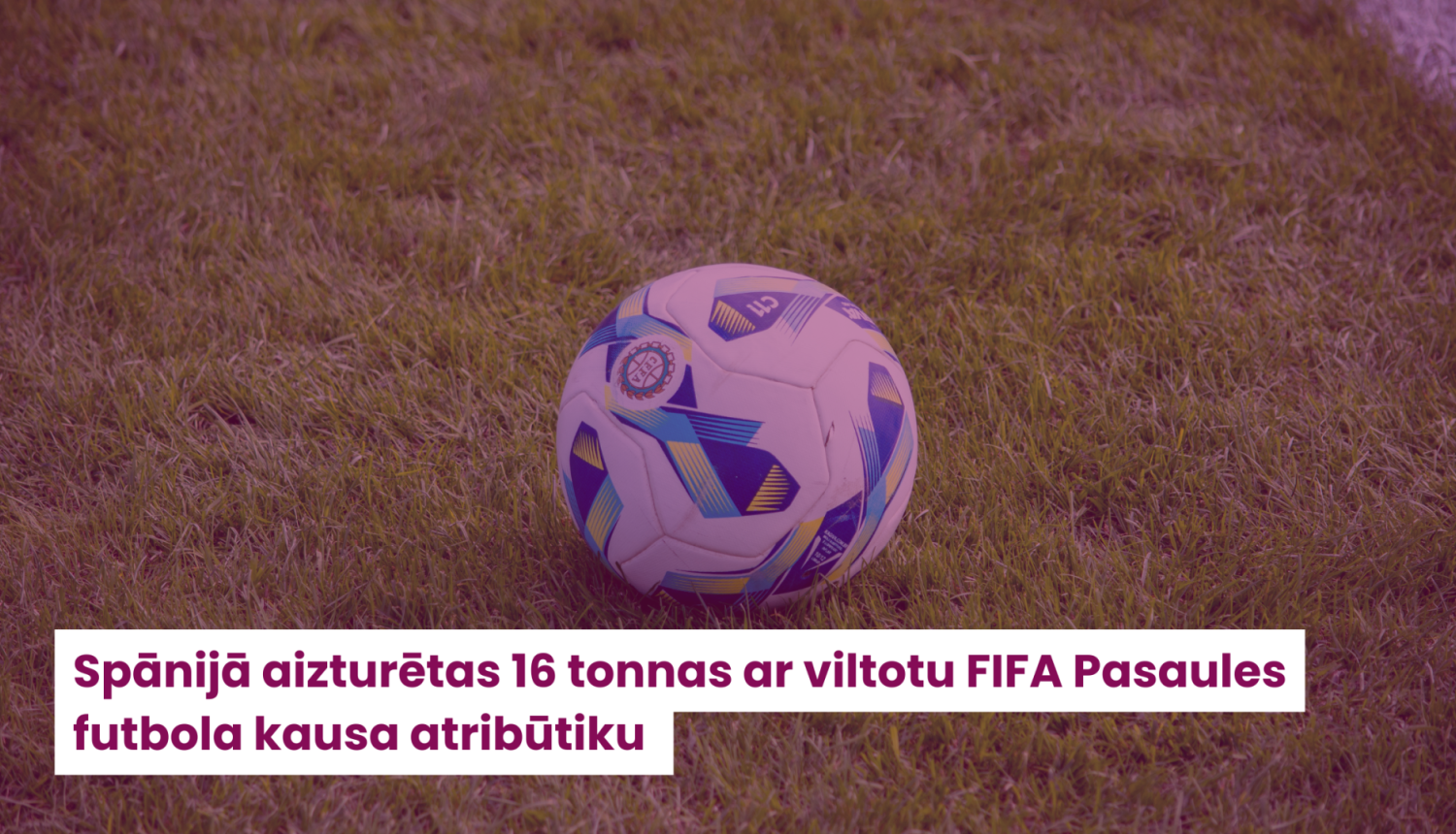Ilustratīva futbola bumba zālienā