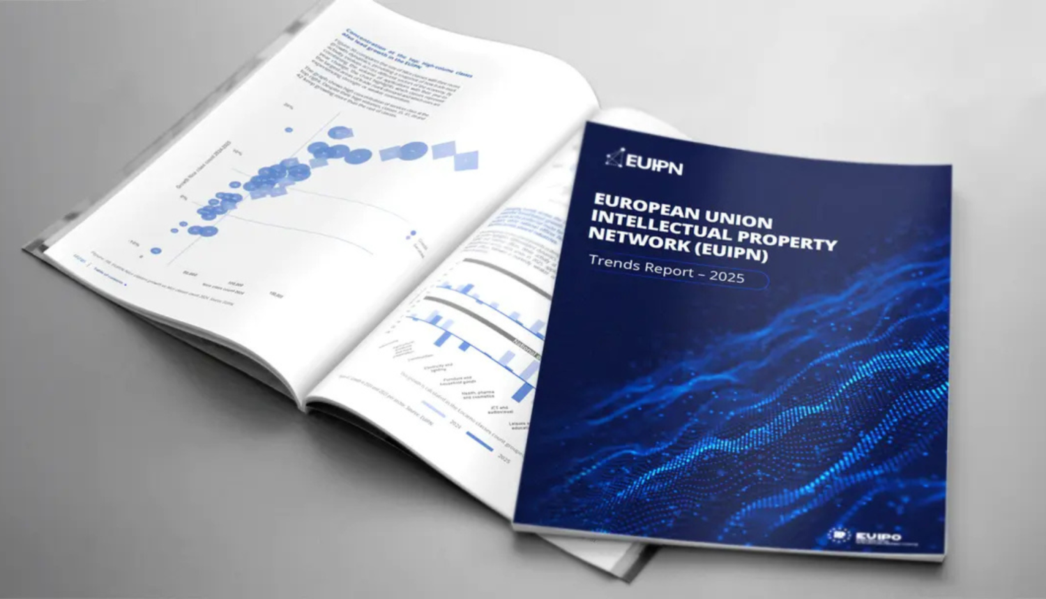 Uz galda novietots EUIPN ziņojums “Trends Report 2025”