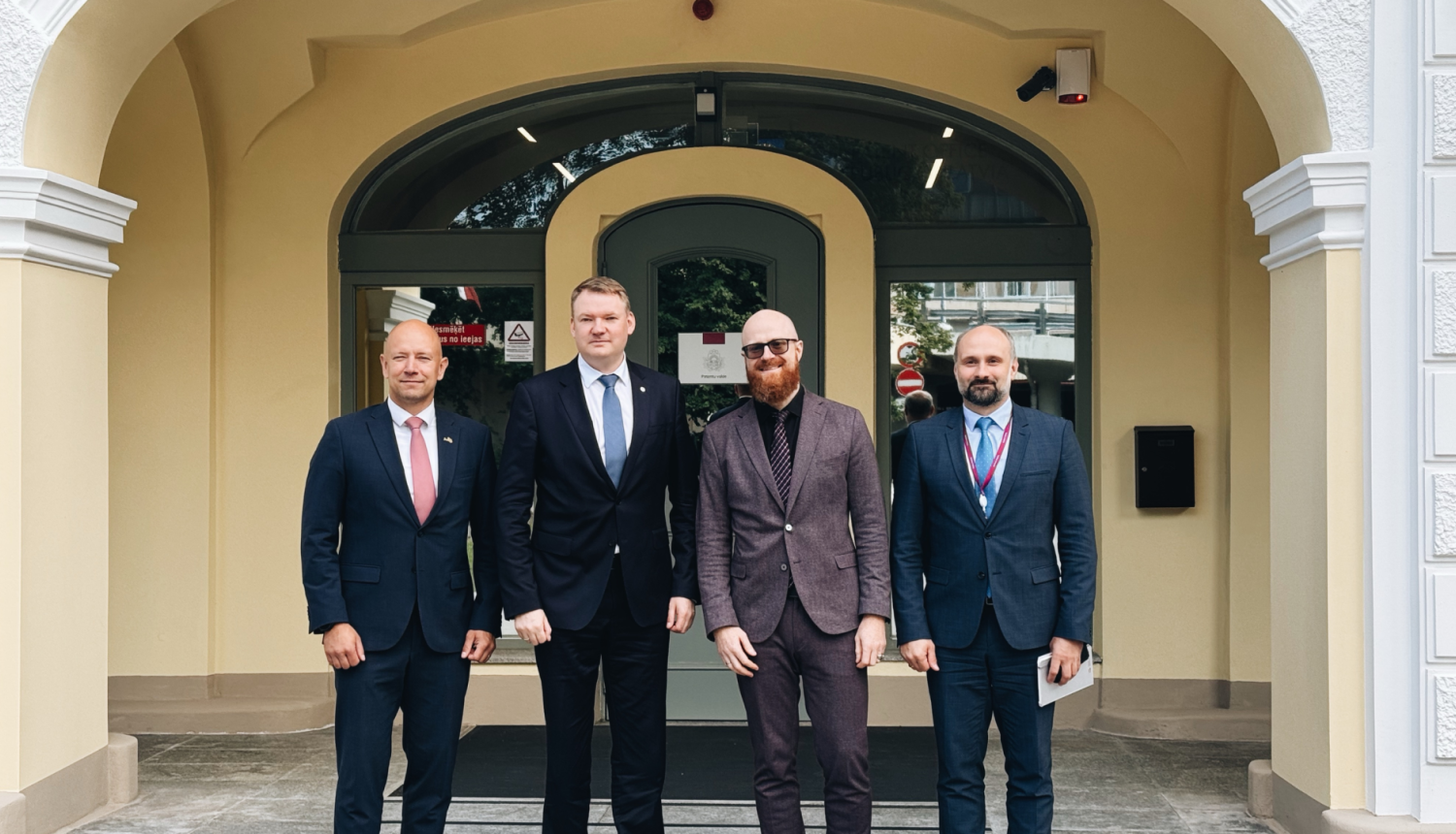 Tikšanās dalībnieku kopbilde: tieslietu ministrs E.Smiltēns un Patentu valdes direktors A.Batalauskis