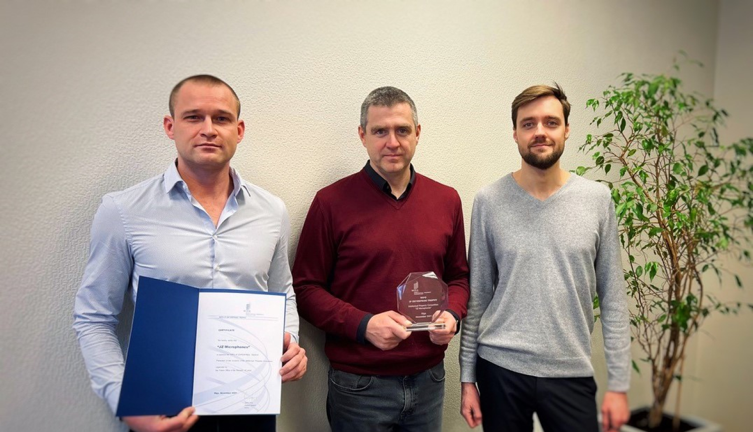 Attēlā no kreisās: Elvijs Junde (Pārdošanas Vadītājs); Filips Rajevskis (Valdes Priekšsēdētājs); Andris Zemmers (Mārketinga Vadītājs)