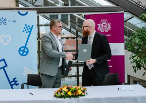 Rīgas mērs V. Kleinbergs sarokojas ar Patentu valdes direktoru A. Batalauski