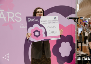 Bazārs pavasarī Attīstības un starptautiskās sadarbības departamenta direktore I. Grava uz skatuves pasniedzot balvu SMU "SmartGarden"