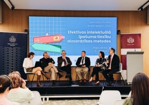 Diskusijas dalībnieki uz skatuves