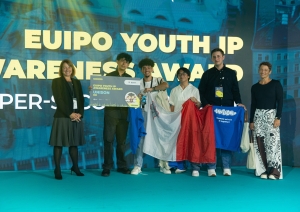 EUIPO pārstāve H. Faulkner pasniedzot EUIPO YOUTH IP AWARENESS AWARD skolēnu mācību uzņēmumam UNISON no Maltas