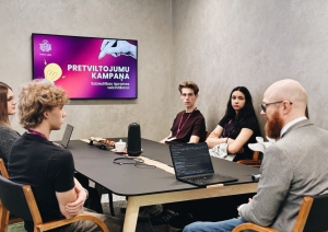 Jaunieši piedaloties sanāksmē