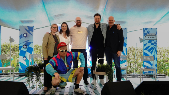 Sarunu festivālā "Lampa" diskusijas dalībnieki kopīgi pozē uz skatuves pēc paneļdiskusijas