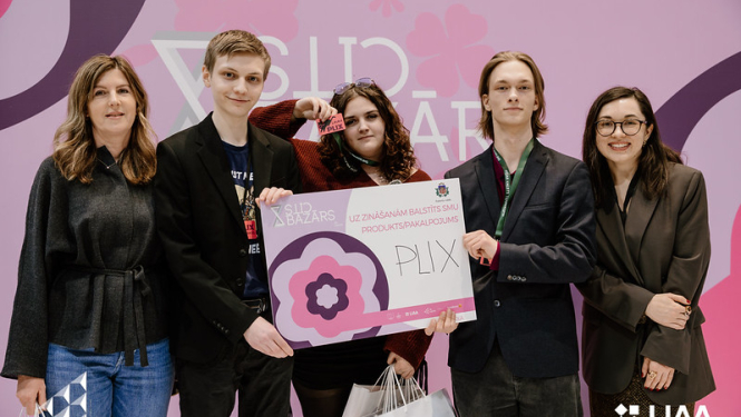 Attīstības un starptautiskās sadarbības departamenta direktore I. Grava un SMU "PLIX"