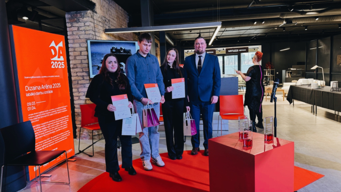 Patentu valdes direktora vietnieks Ē.Rēķis un Lietu dizaina kategorijas laureāti E.Neilande, R.R.Kristapsons, A.Gūtmane