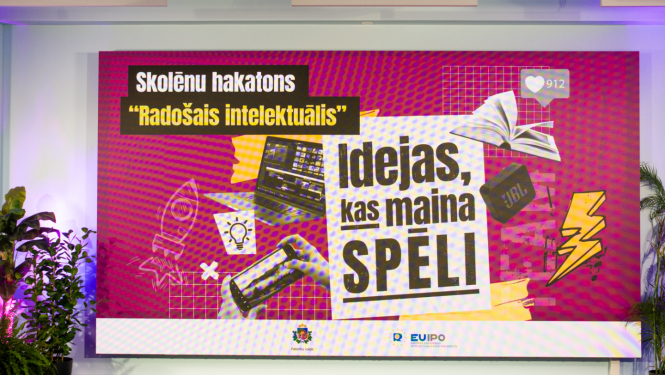 Skatuve ar "Radošais intelektuālis" vizuāli fonā