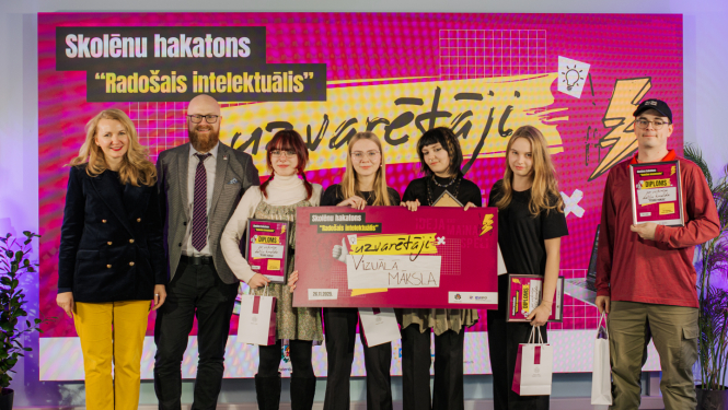 Skolēnu hakatona uzvartētāju kopbilde - četras meitenes un skolotājs kopā ar Patentu valdes direktoru un tieslietu ministri