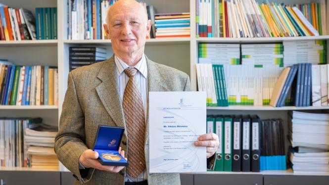 Viktors Mironovs ar WIPO apbalvojumu - medaļu un sertifikātu