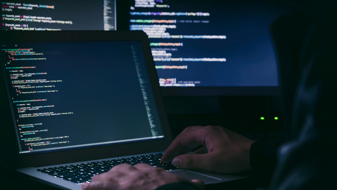 Ilustratīvs attēls ar datoros attēlotu HTML valodu