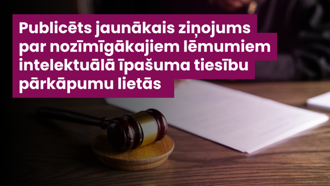 Ilustratīvs attēls ar tiesu āmuri uz galda