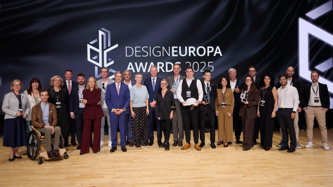 Apbalvošanas ceremonijas skatuve un visi ceremonijas dalībnieki, rīkotāji un uzvarētāji