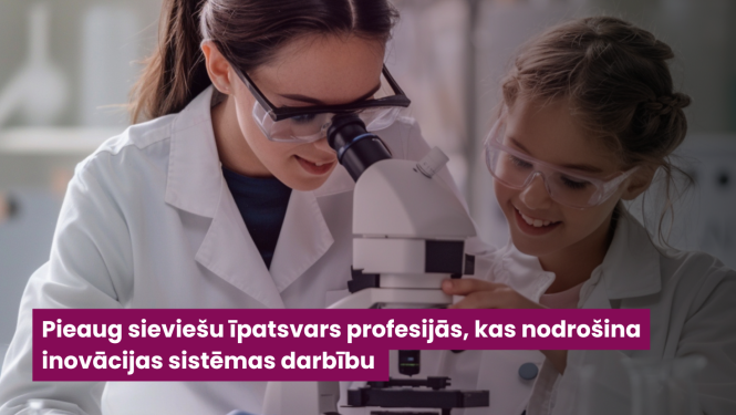 Sieviete, kas skatās mikroskopā