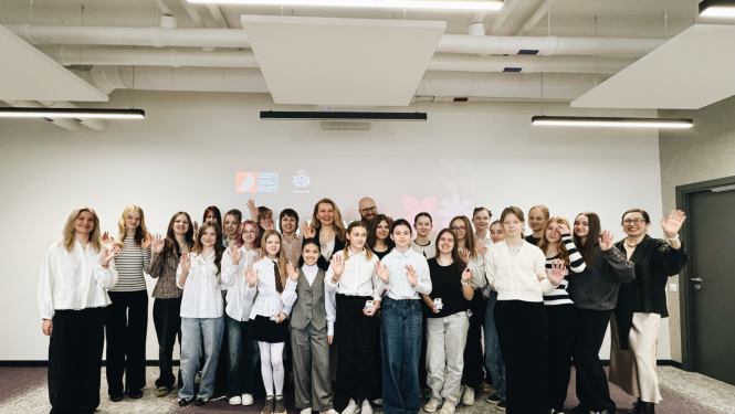 Kopbilde ar meiteņu dienas dalībniecēm, tieslietu ministri I. Lībiņu-Egneri, Patentu valdes direktoru A. Batalauski