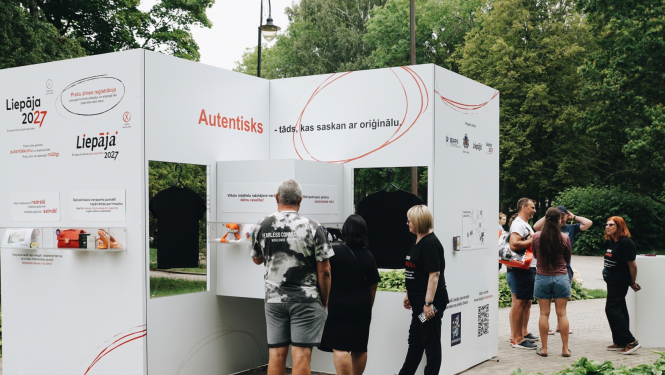 Bilde ziņai - Liepājā festivāla "Summer Sound" apmeklētāji atzinīgi novērtē viltojumu tēmas aktualizēšanu 