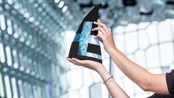 Eiropas Patentu iestādes izgudrotāju balva no metāla un stikla, kas tiek turēta rokās