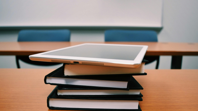 Grāmatas, tāfele, planšete