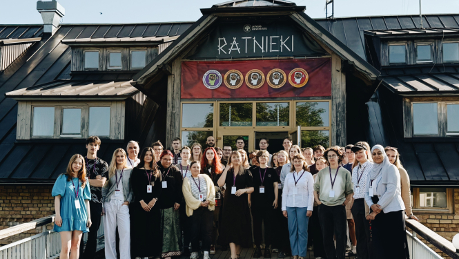 Jauniešu semināra dalībnieku un ekspertu kopbilde.