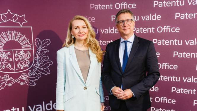 Tieslietu ministre Inese Lībiņa Egnere un EUIPO apelācija padommju prezidents Svens Sturman oficiālājā fotogrāfijā pie Patentu valdes bannera