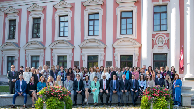 Kopbilde ārā pie ēkas ar visiem tiesnešu semināra dalībniekiem