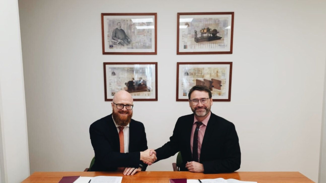 Patentu valdes direktors Agris Batalauskis un Īrijas intelektuālā īpašuma biroja direktors James Kellly paspiež viens otram rokas.