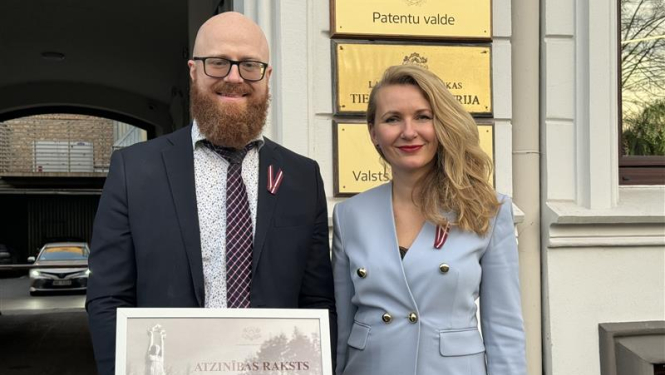 Tieslietu ministre pasniedz Atzinības rakstu