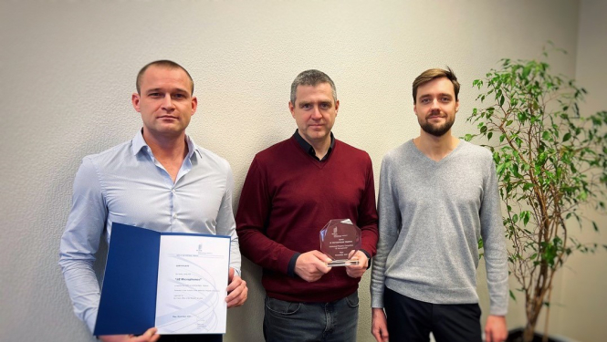 Attēlā no kreisās: Elvijs Junde (Pārdošanas Vadītājs); Filips Rajevskis (Valdes Priekšsēdētājs); Andris Zemmers (Mārketinga Vadītājs)