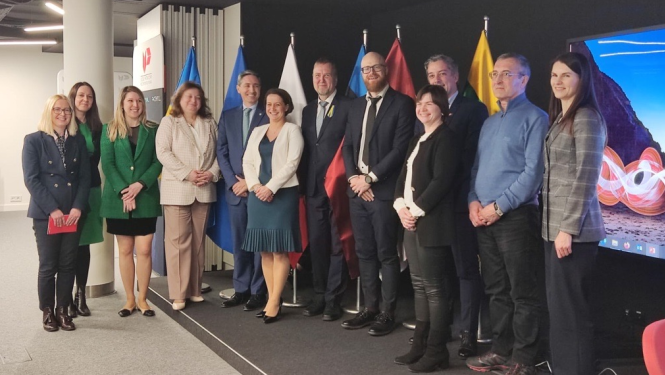 Grupas foto ar visiem sanāksmes dalībniekiem.