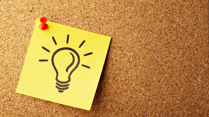 spuldzīte uz līmlapiņas pie korķa tāfeles