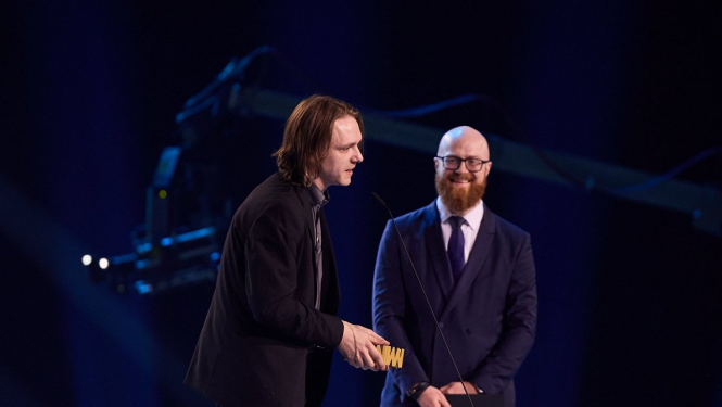 Patentu valdes  direktors Agris Batalauskis pasniedz balvu Iļjam Krūmiņam no Gamechanger